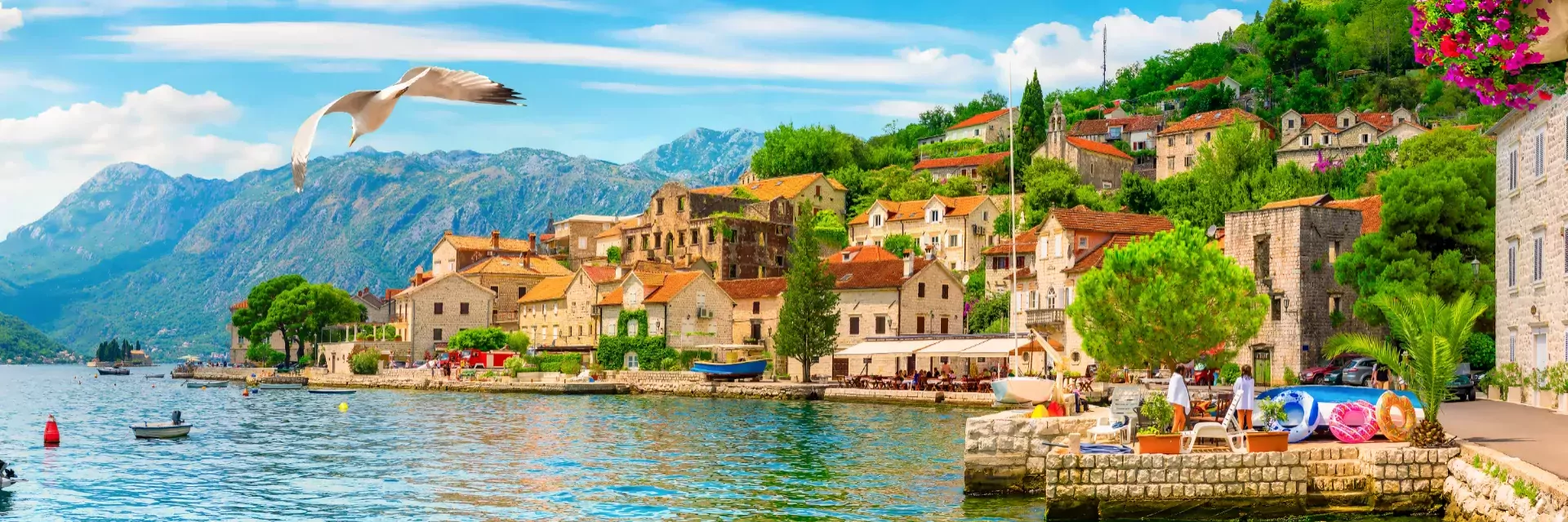 Historische stad Perast at Bay of Kotor in zomer in Montenegro
