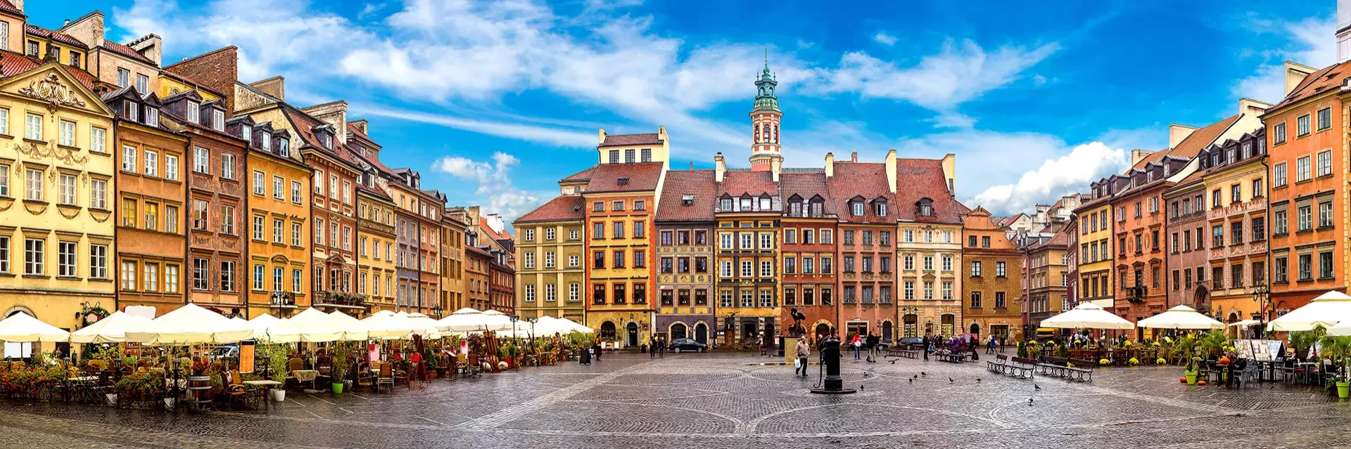 Oude stadsplein in Warschau op een zomerdag Polen