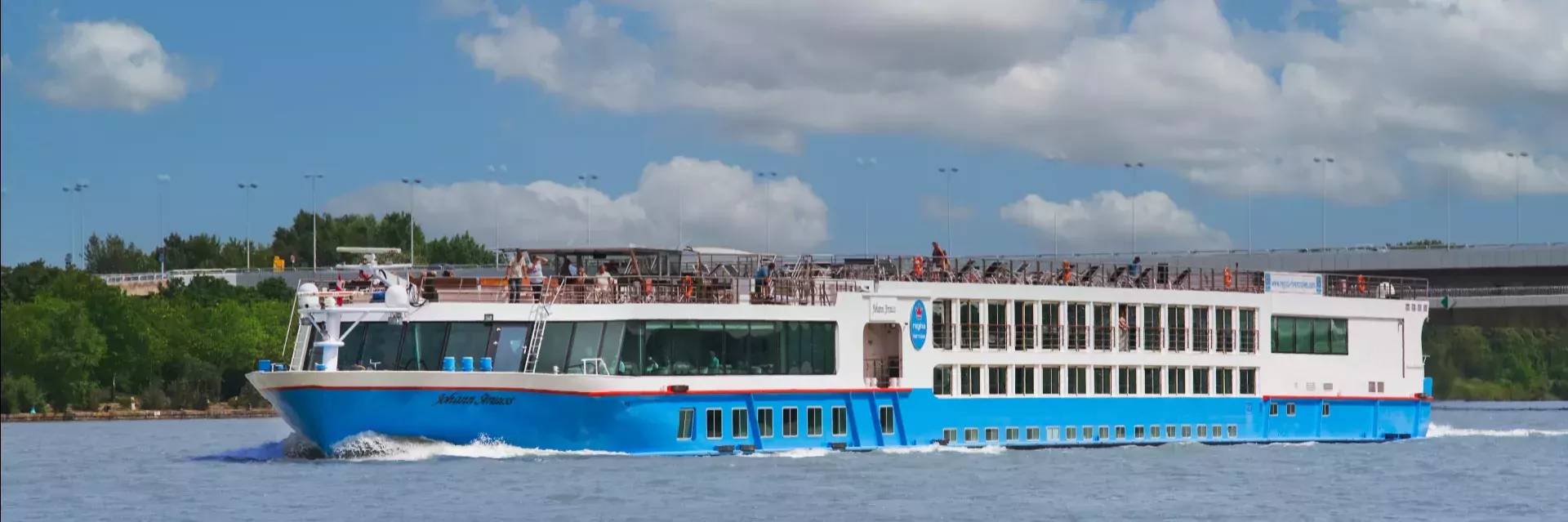 MS Johann Strauss met blauwe lucht