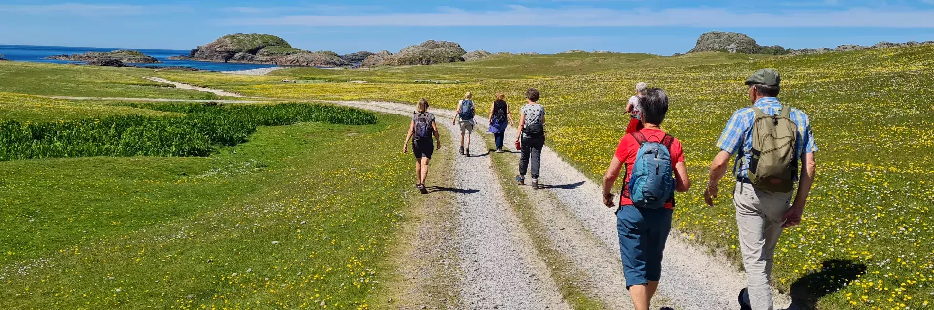Wandelaars op eiland Ilona in Schotland