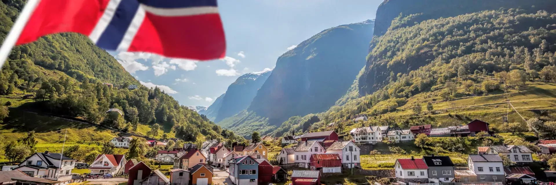 Vlag van noorwegen in de bergen van Noorwegen