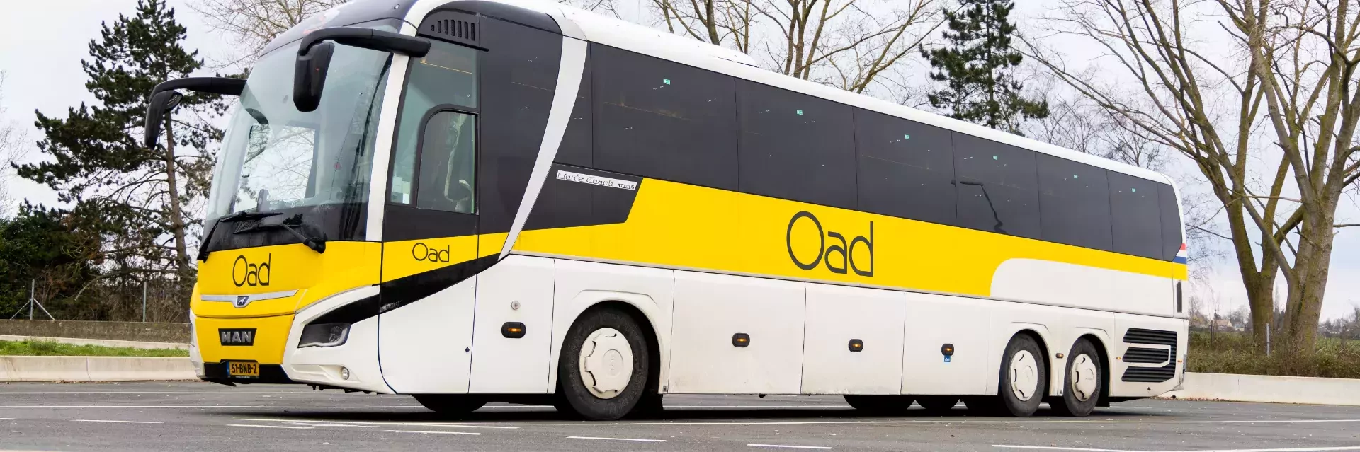 Oad Comfort Class bus op parkeerplaats banner