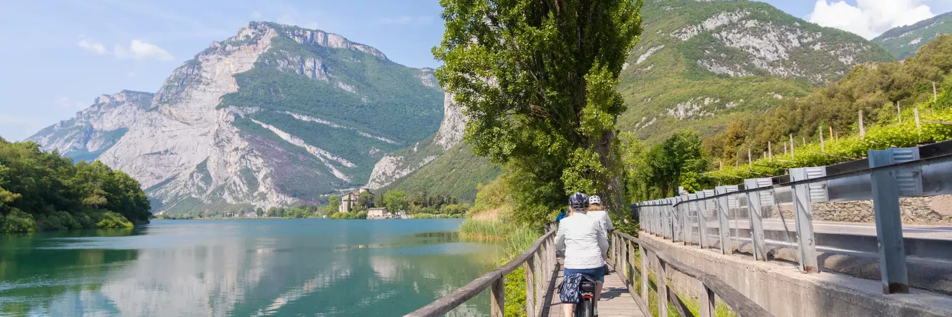 Fietsen langs het water bij Toblino, Zuid Tirol in Italië
