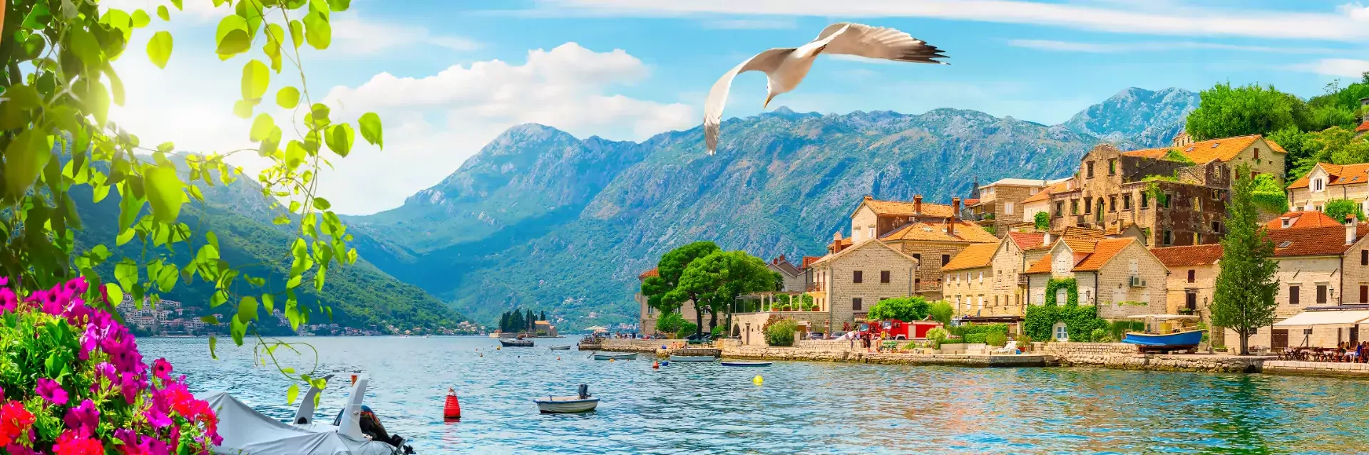 Historische stad Perast at Bay of Kotor in zomer, Montenegro