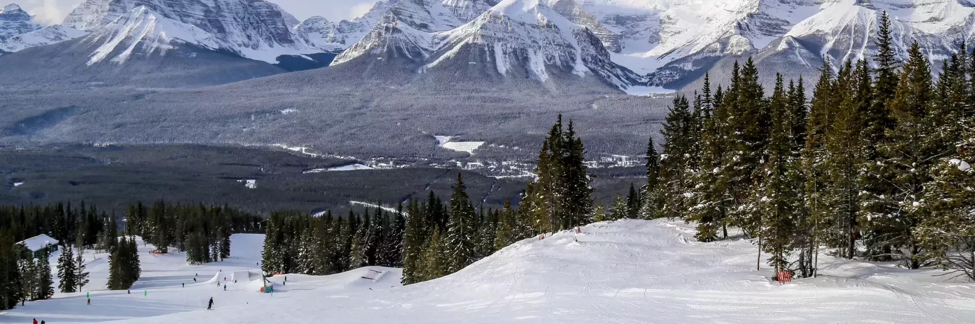 Snowboarden en skiën in de besneeuwde bergen bij Lake Louise, Wintersport Canada