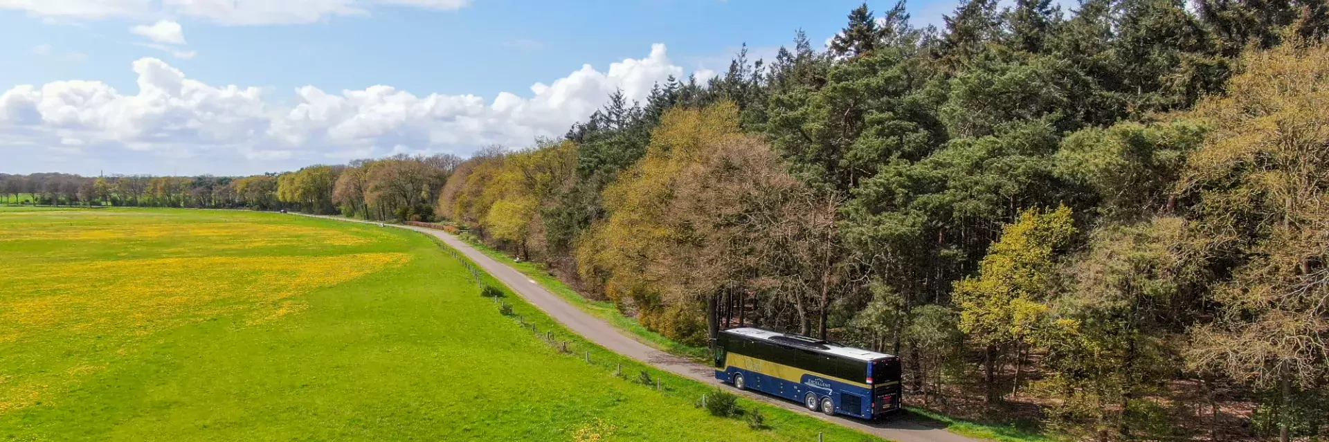 Dronebeeld van de Excellent bus
