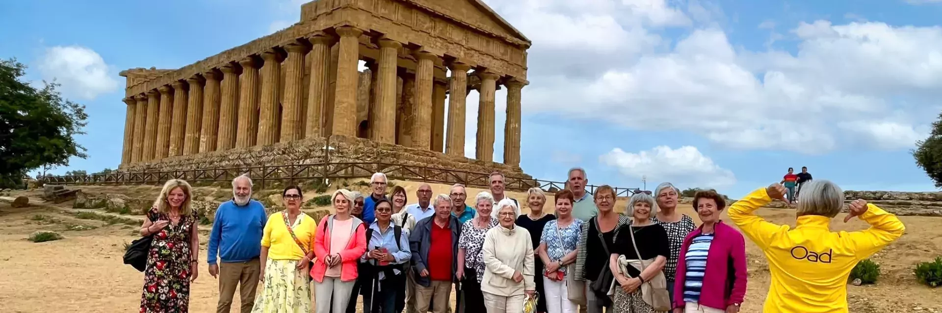 Groepsfoto met reisleidster Marianne in Sicilië