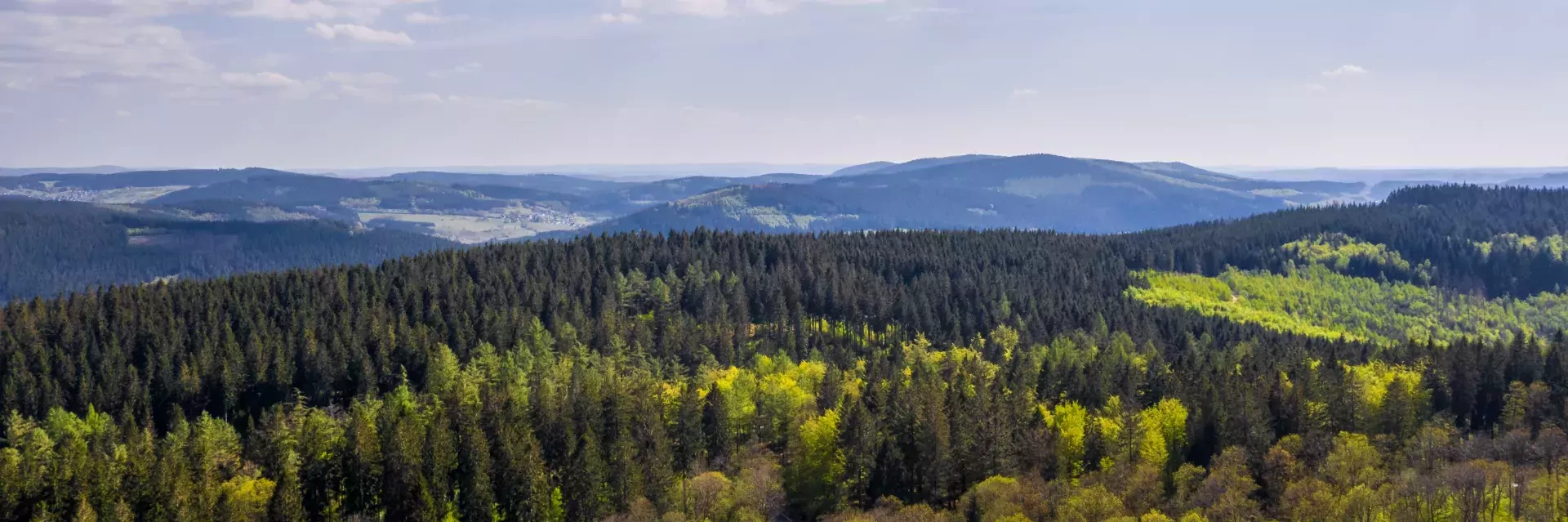 Uitzicht over de bergen van Sauerland in Duitsland