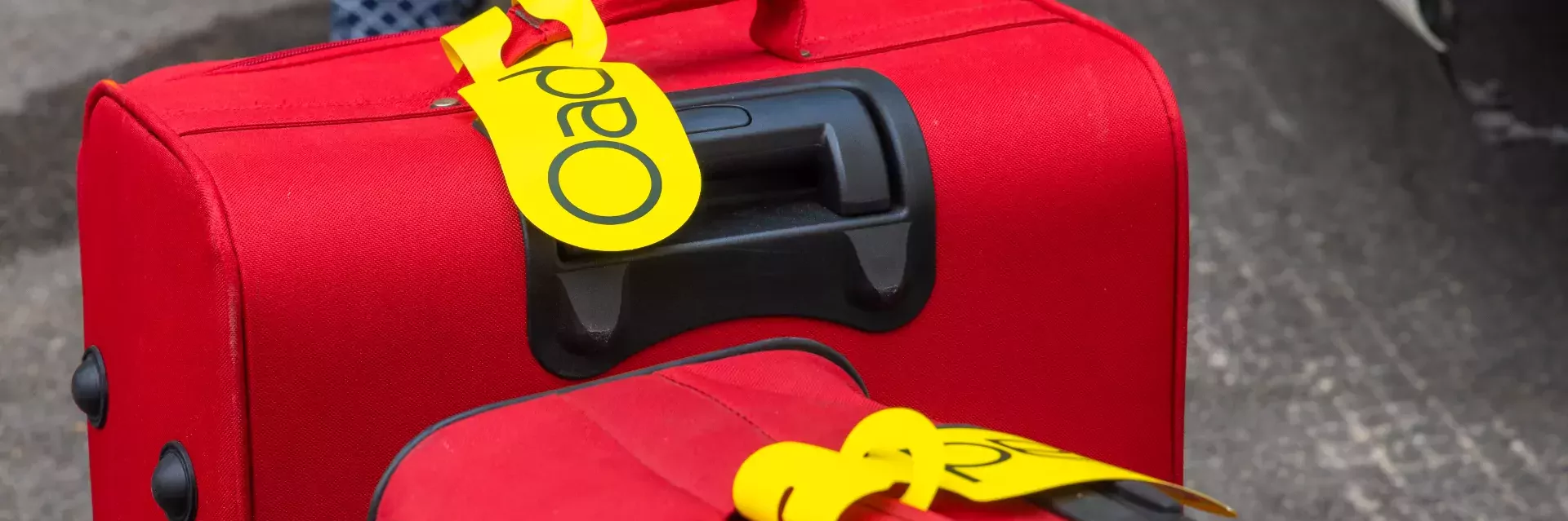 Rode koffers met gele Oad label 2