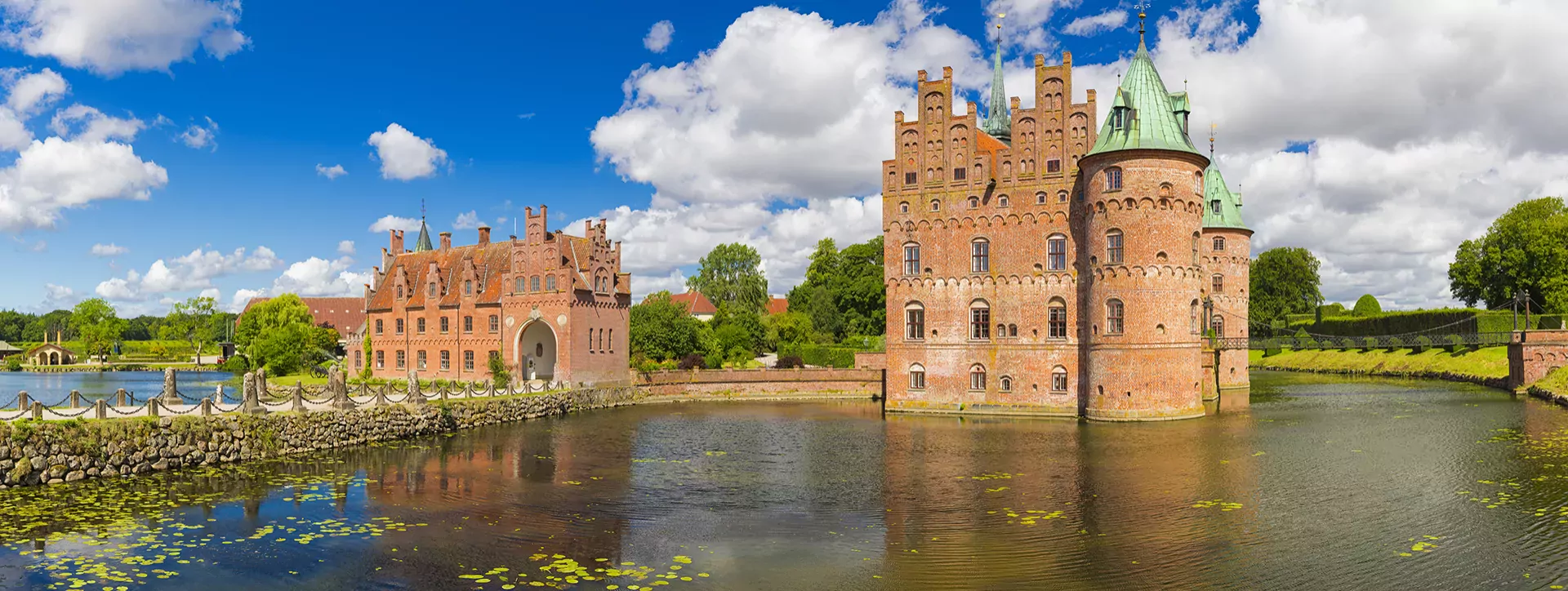 kasteel egeskov op funen in denemarken 1920x813.webp