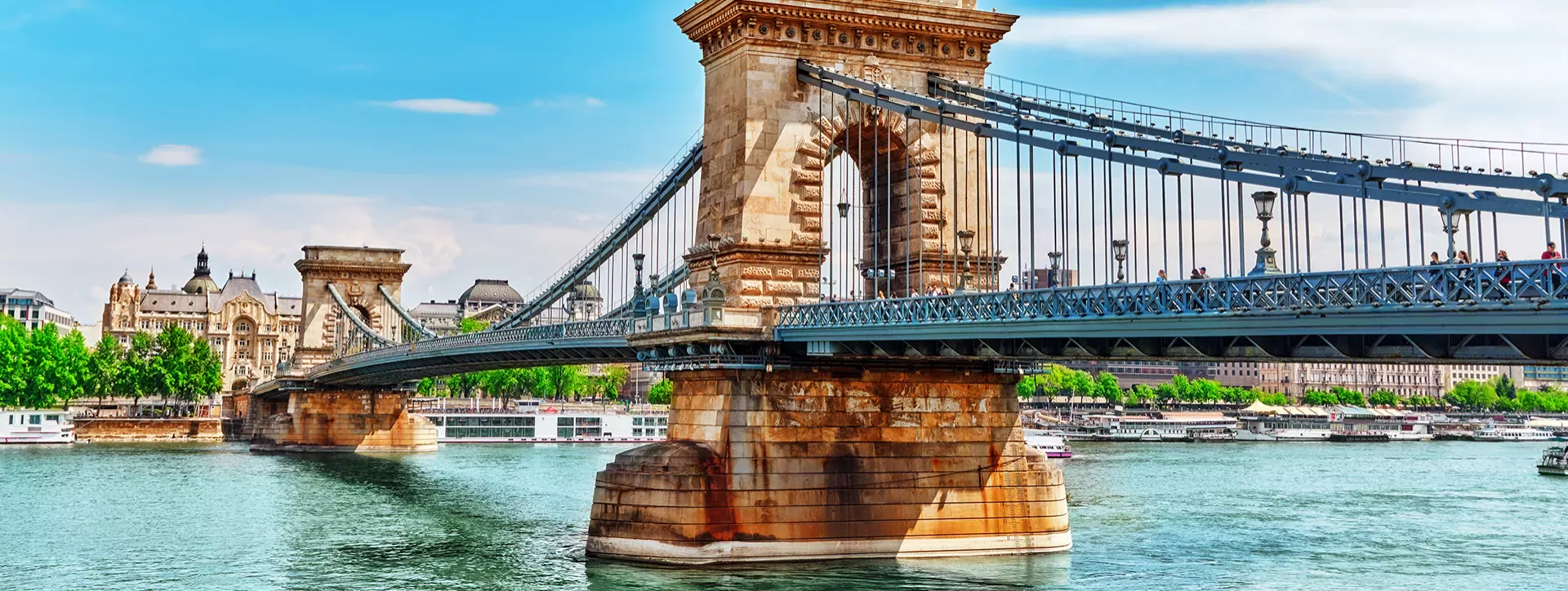 szechenyi kettingbrug uitzicht vanaf de donau kant in boedapest hongarije