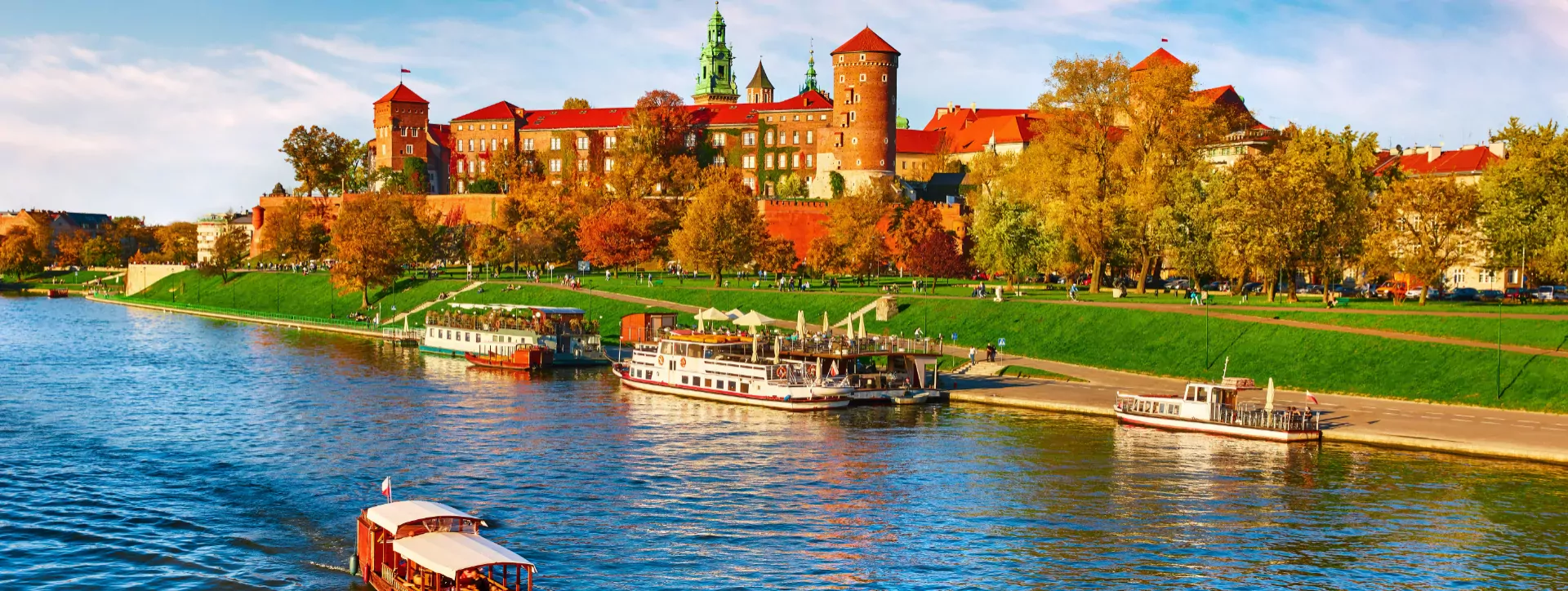 Wawel kasteel beroemde bezienswaardigheid in Krakau Polen. Schilderachtig landschap aan de kust rivier Wisla. 