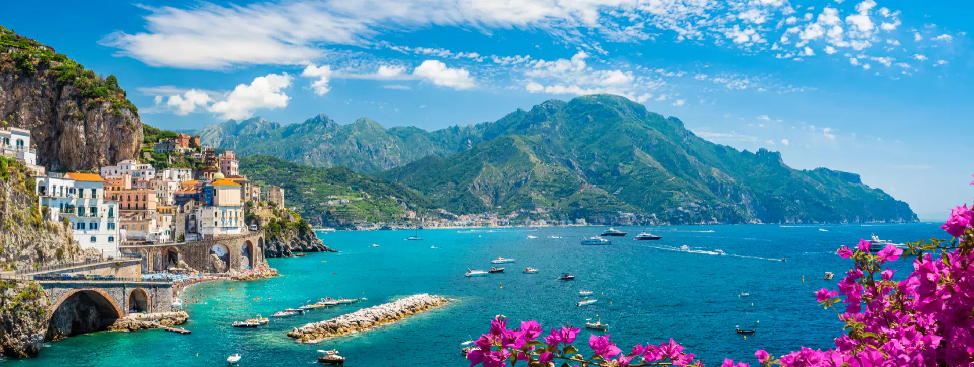 Landschap met Atrani stad aan de beroemde kust van Amalfi, Italië