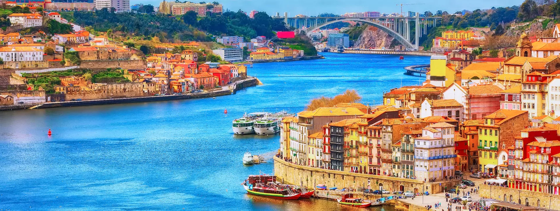 Porto, Portugal oude stad ribeira luchtpromenade uitzicht met kleurrijke huizen, rivier de Douro en boten