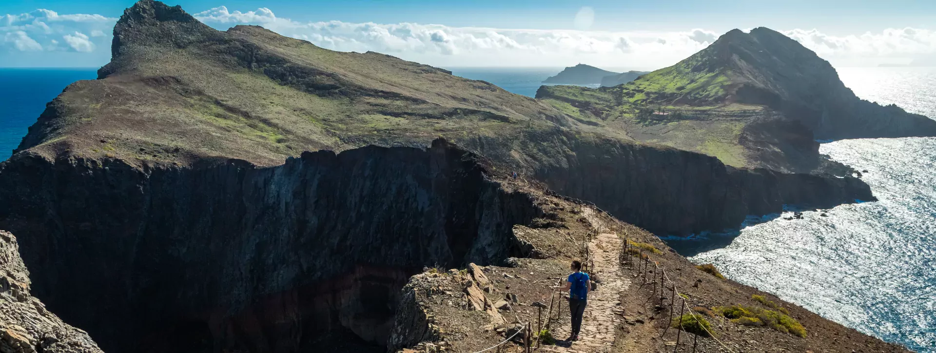 Wandelen in de indrukwekkende bergen met uitzicht op Madeira