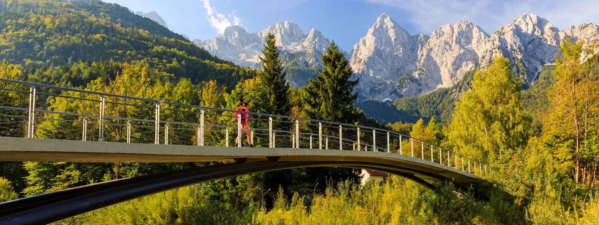 Brug bij kranjska gora, panorama uitzicht spik berg, Slovenie