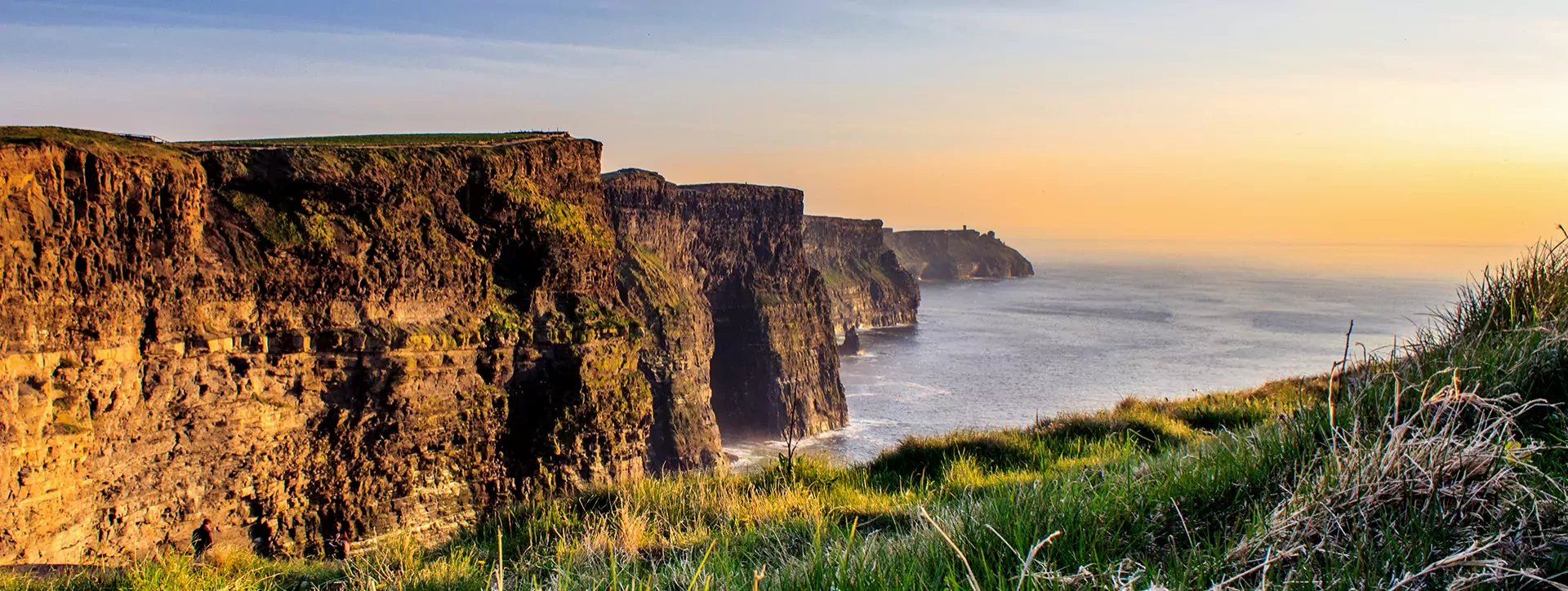 Cliffs of Moher tijdens zonsondergang in Ierland