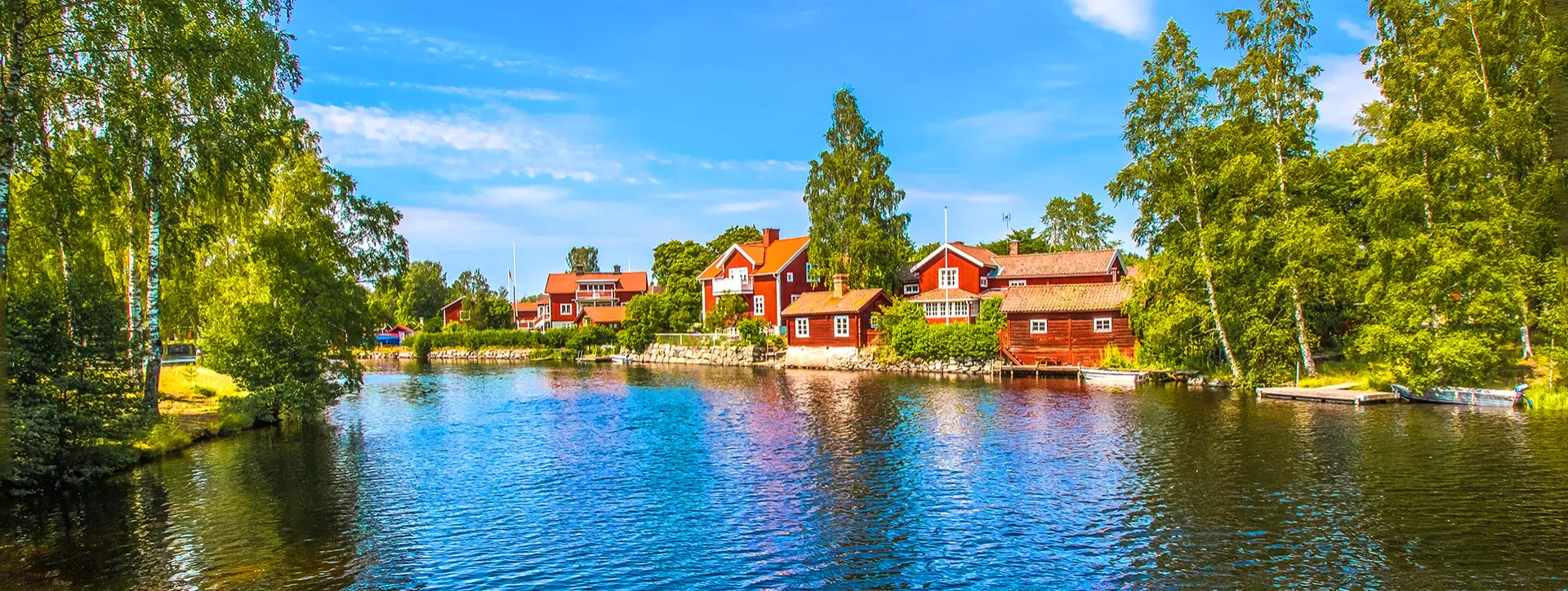 Typische Zweedse huisjes aan het water zweden