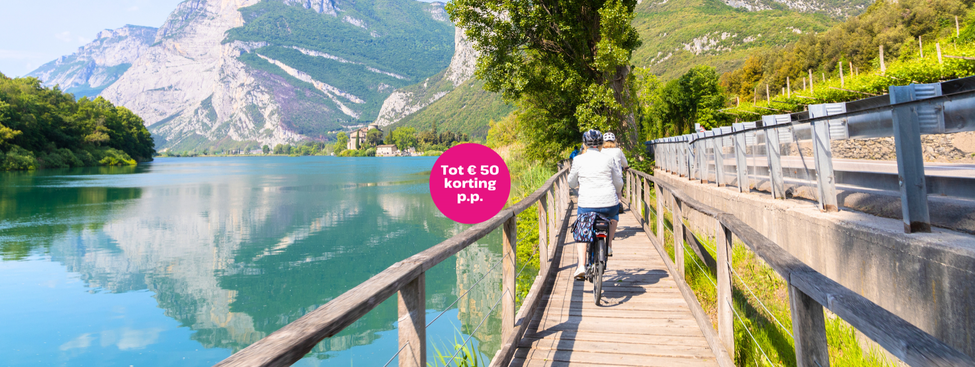 Italië Fietsvakantie Dolomieten en Zuid Tirol-Fietsers langs meer berglandschap
