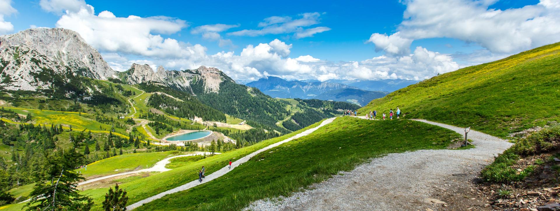 Oostenrijk Karinthie Alpen bergen met wandelpad