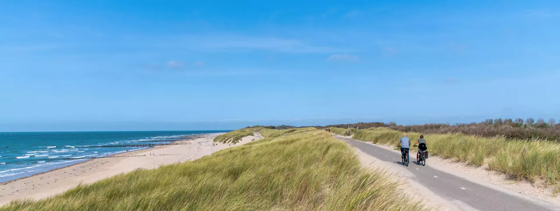 Fietsers langs de zee bij Vlissingen