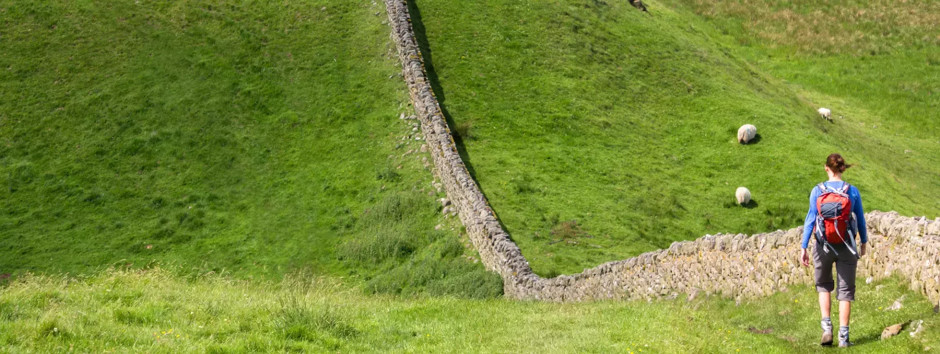 Wandelaar bij de Hadrians Wall in Northumberland