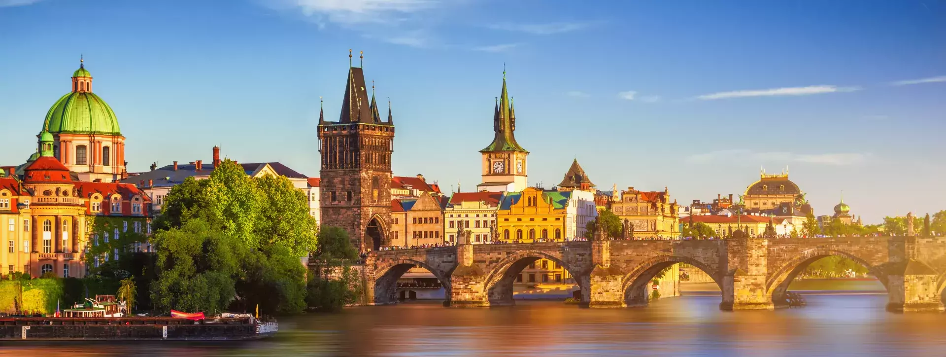 De karelsbrug over rivier de Moldau in Praag, Tsjechië