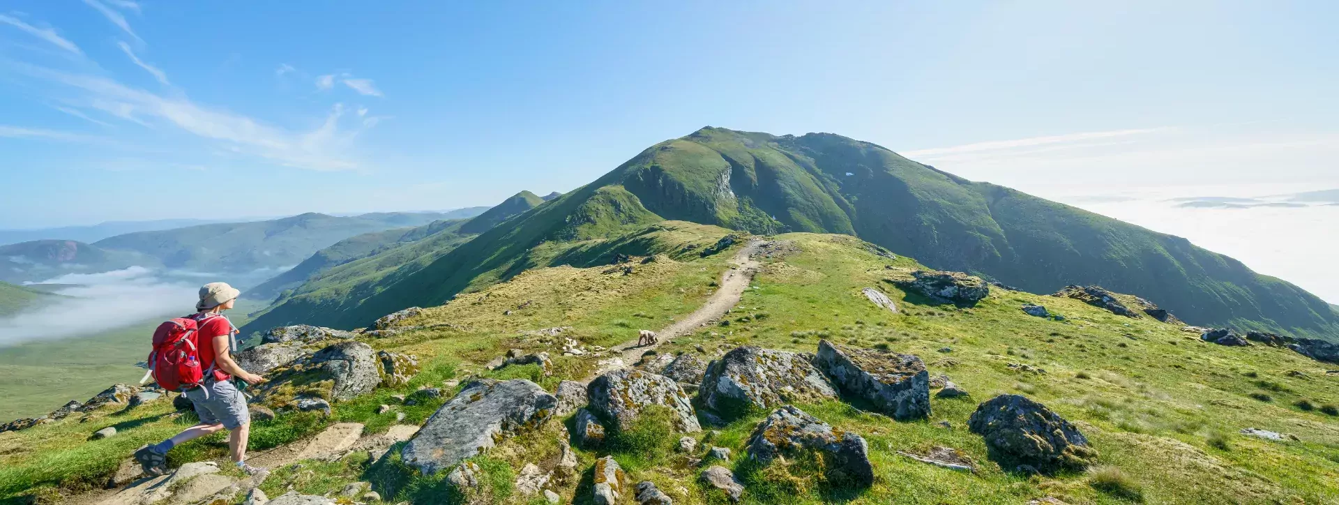 Wandelaar op de berg in Schotland