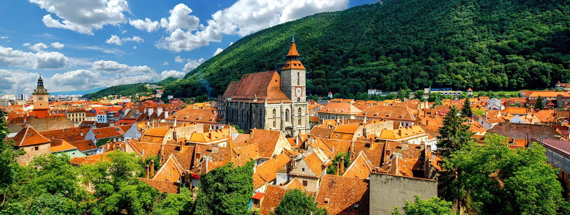 Brasov stadsgezicht met zwarte kathedraal en bergen in Roemenië 