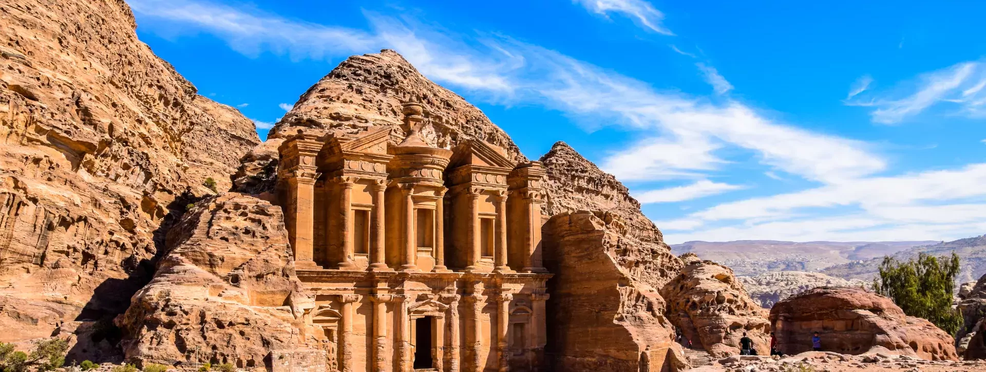 Hoogtepunt van Petra, de verbazingwekkende Ad Deir, Het klooster met blauwe hemel