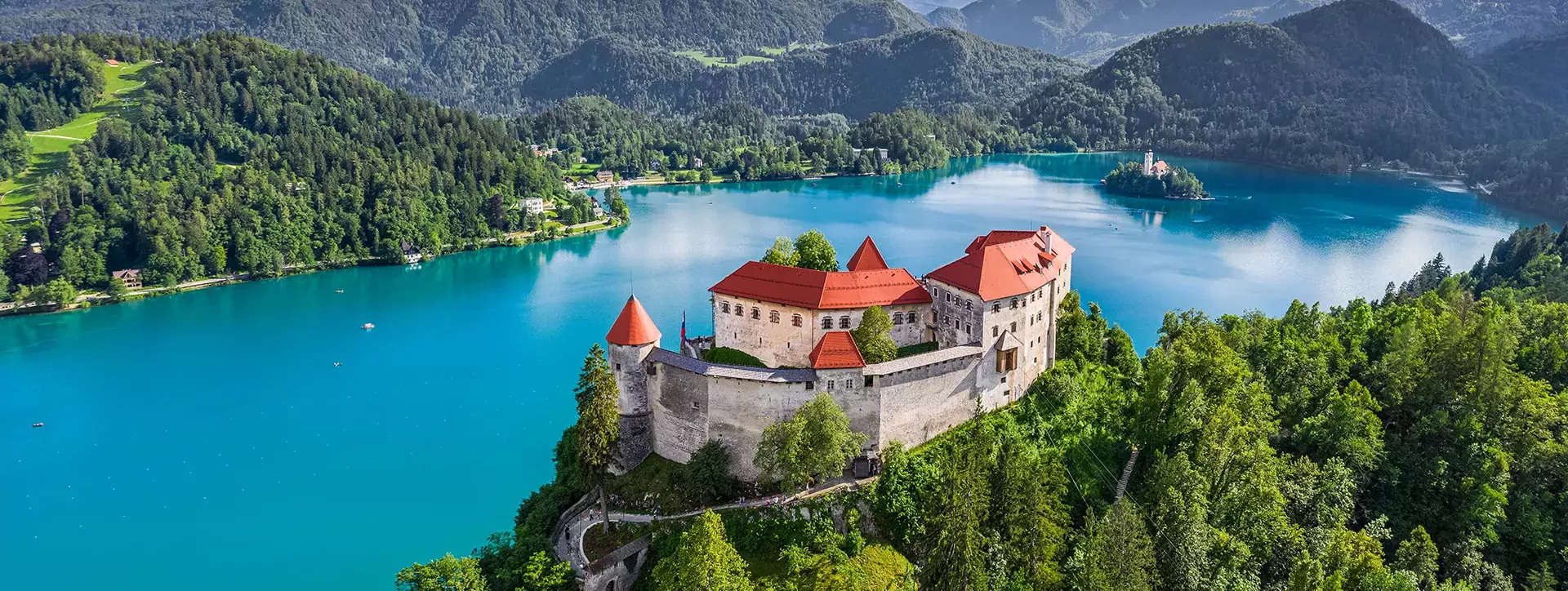 Meer van Bled met kasteel van Bled en Juliaanse Alpen op de achtergrond in Slovenie