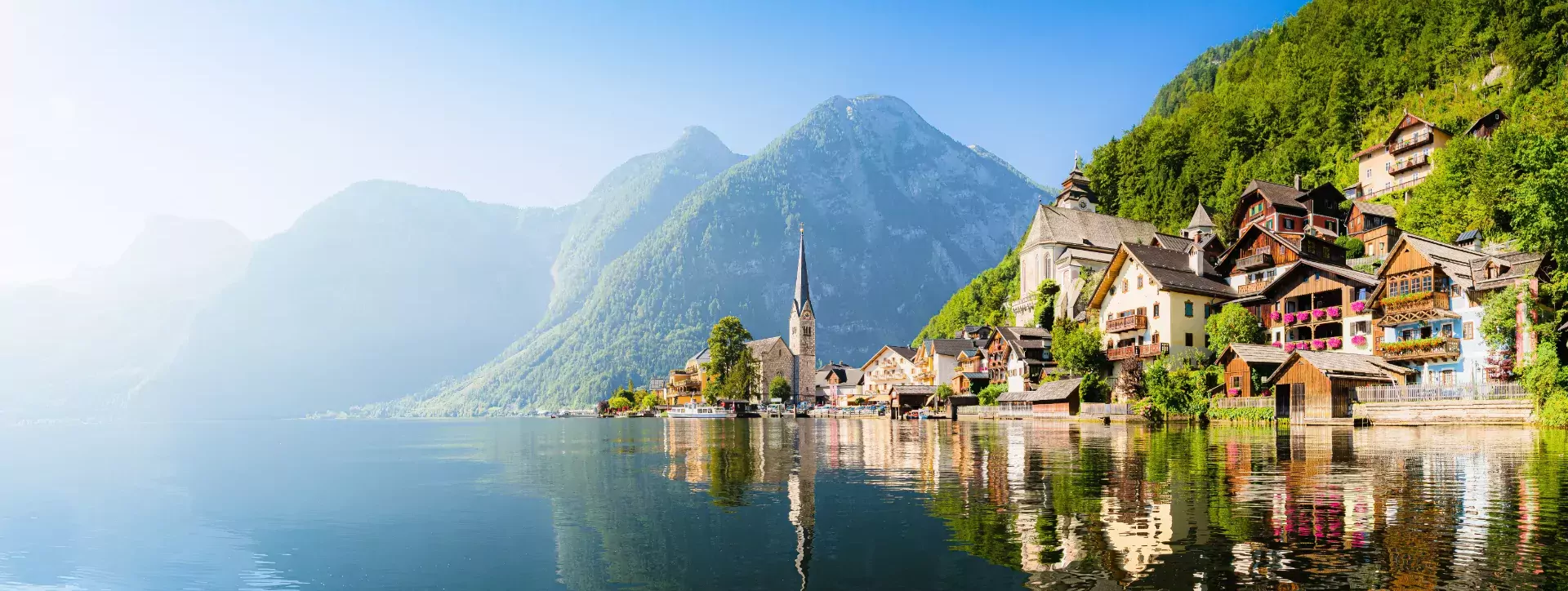 Stadje Hallstatt aan het meer in Oostenrijk