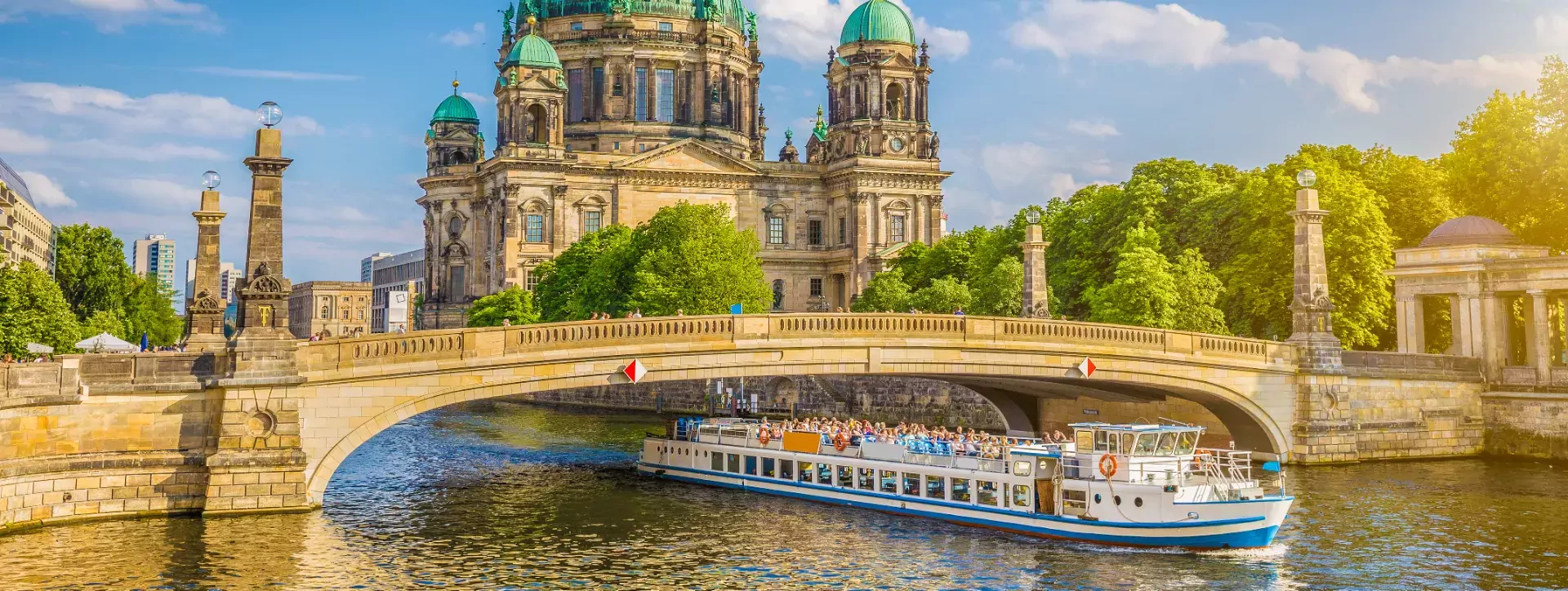 Boot op de Spree bij de Dom van Berlijn in Duitsland