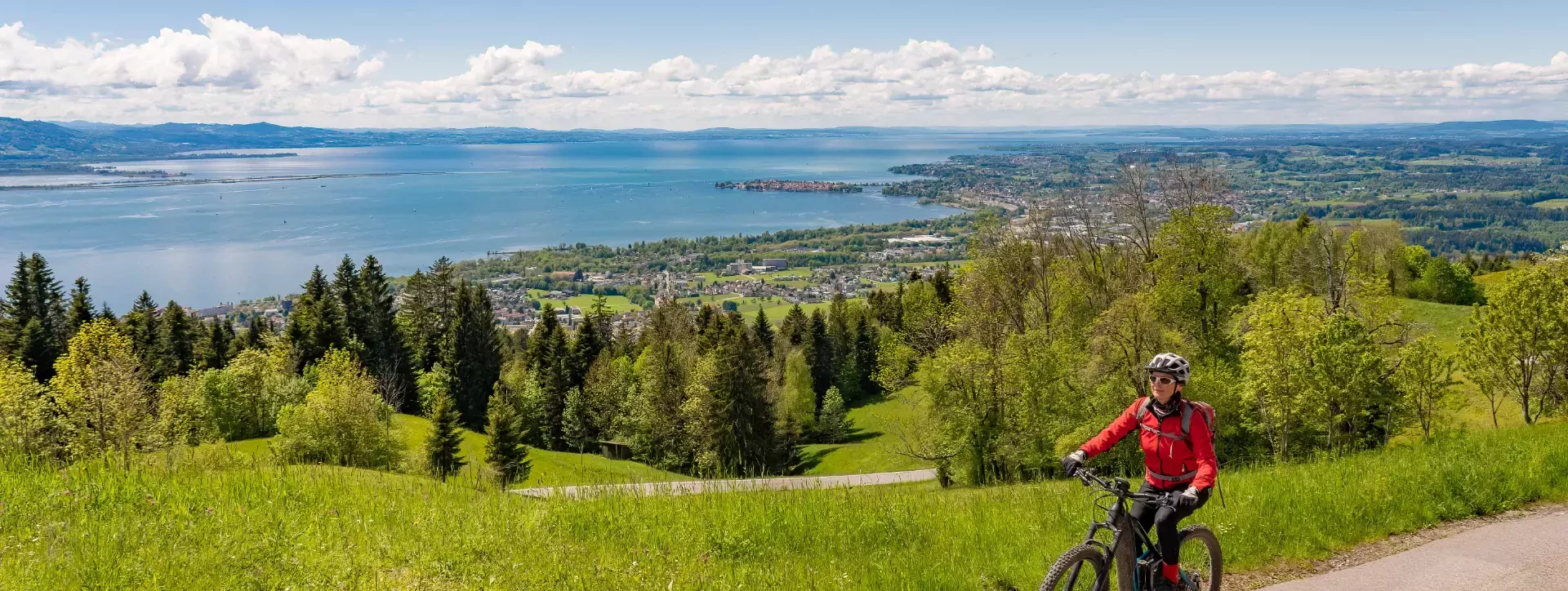 Fietser bij de Bodensee in Oostenrijk