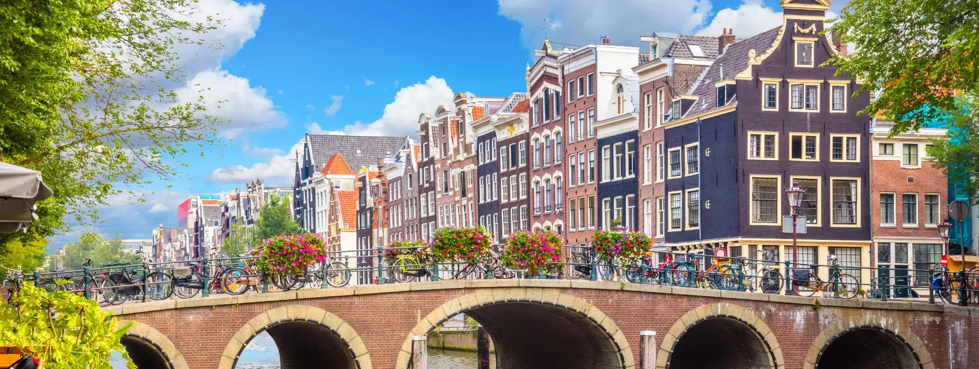 Typische oude huizen en brug in Amsterdam