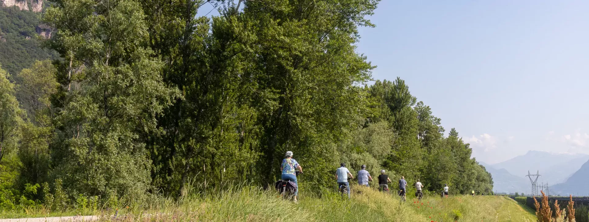 Fietsers dichtbij Ora in Zuid-Tirol