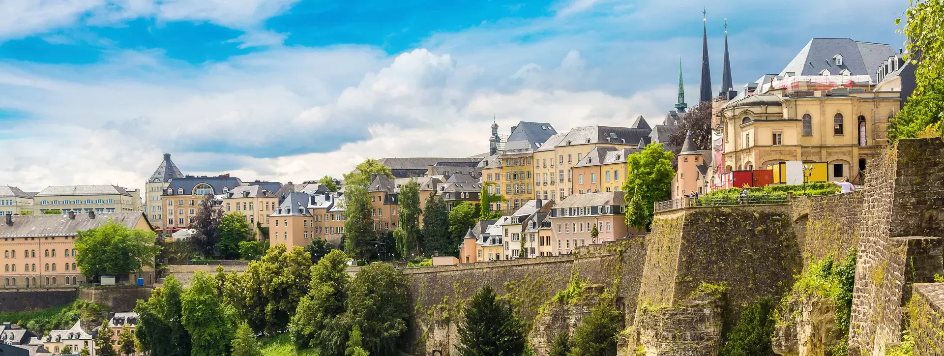 Panoramisch luchtfoto van Luxemburg op een prachtige zomerdag, Luxemburg