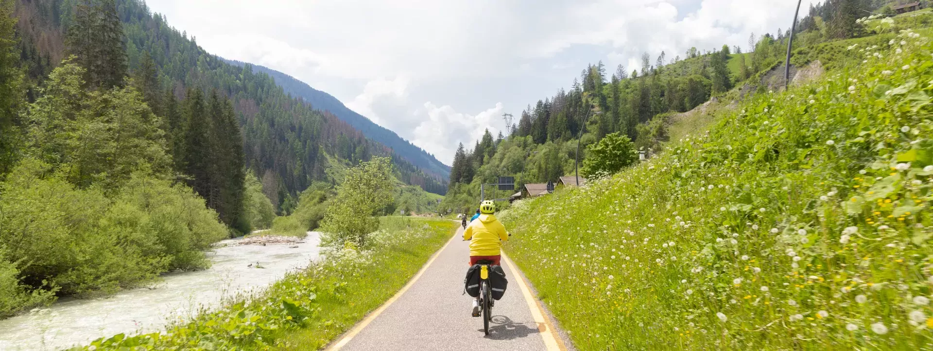 Fietser in de Dolomieten in Italië