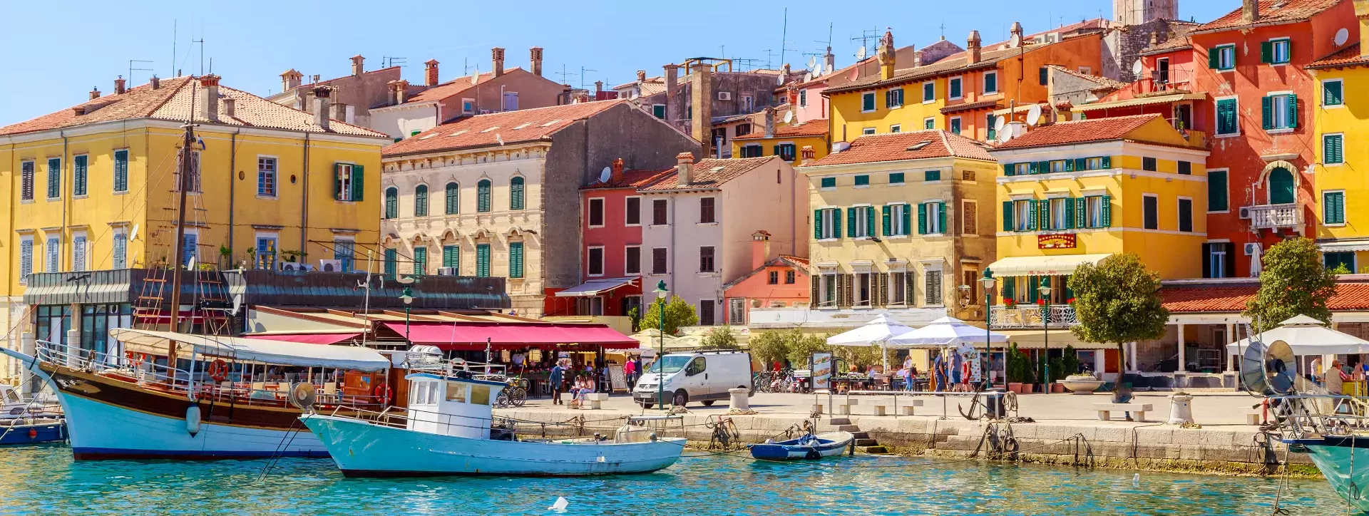 Kleurrijke haven met boten in Rovinj in Istrië