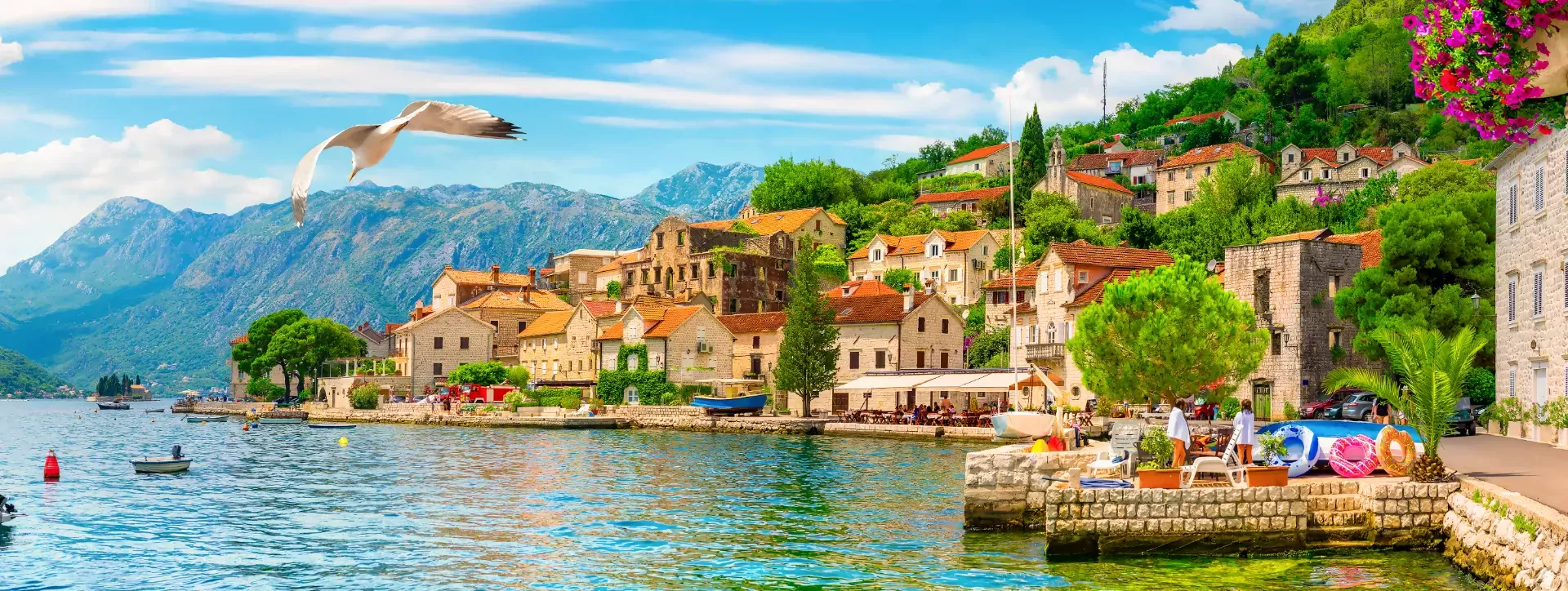 Historische stad Perast at Bay of Kotor in zomer in Montenegro