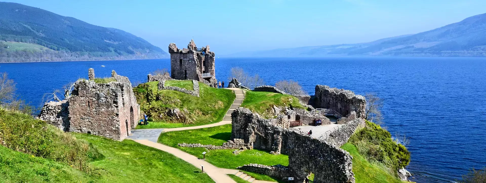 Ruïnes van Urquhart Castle langs Loch Ness in Schotland
