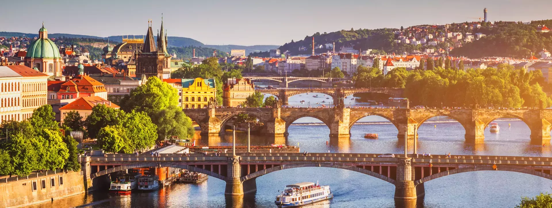 Schilderachtige lente zonsondergang luchtfoto van de oude stad pier architectuur en de Karelsbrug over de rivier de Moldau in Praag, Tsjechië