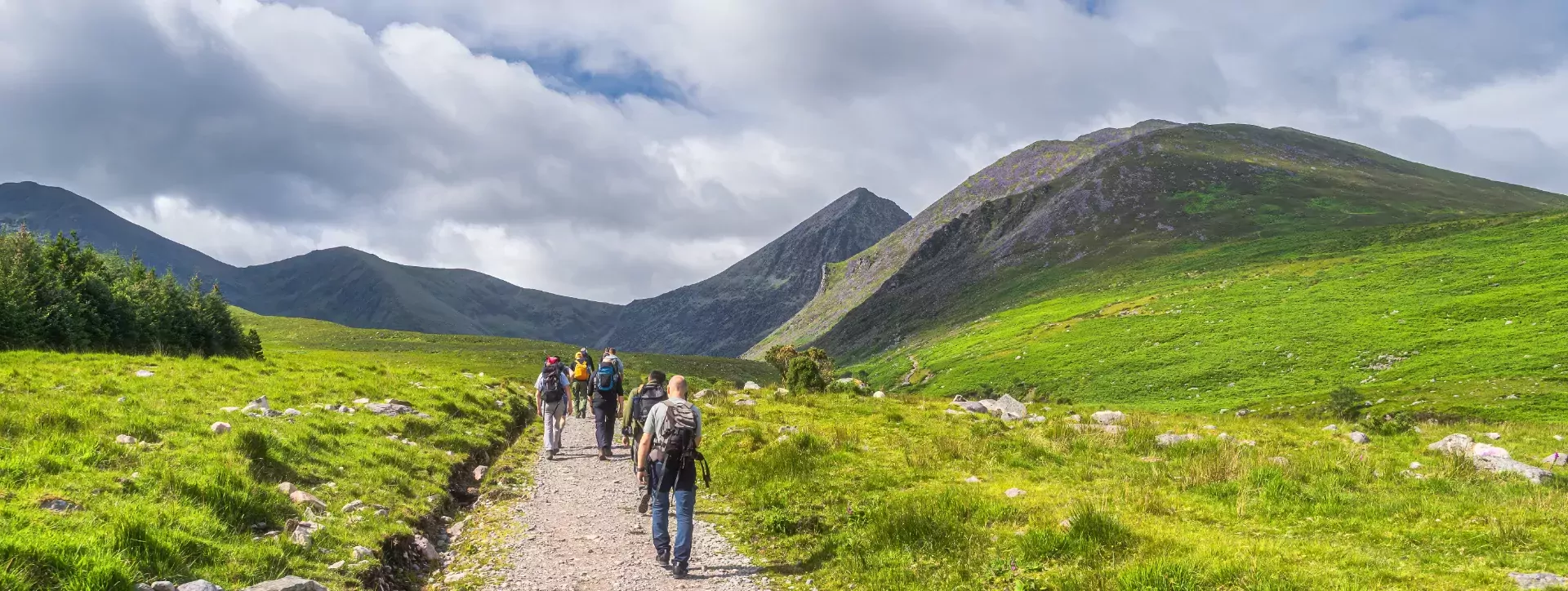 Wandelaars bij de Ring of Kerry in Ierland