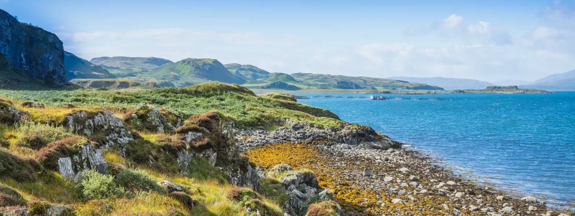 Uitzicht over de zee en het eiland Kerrera in Schotland 2