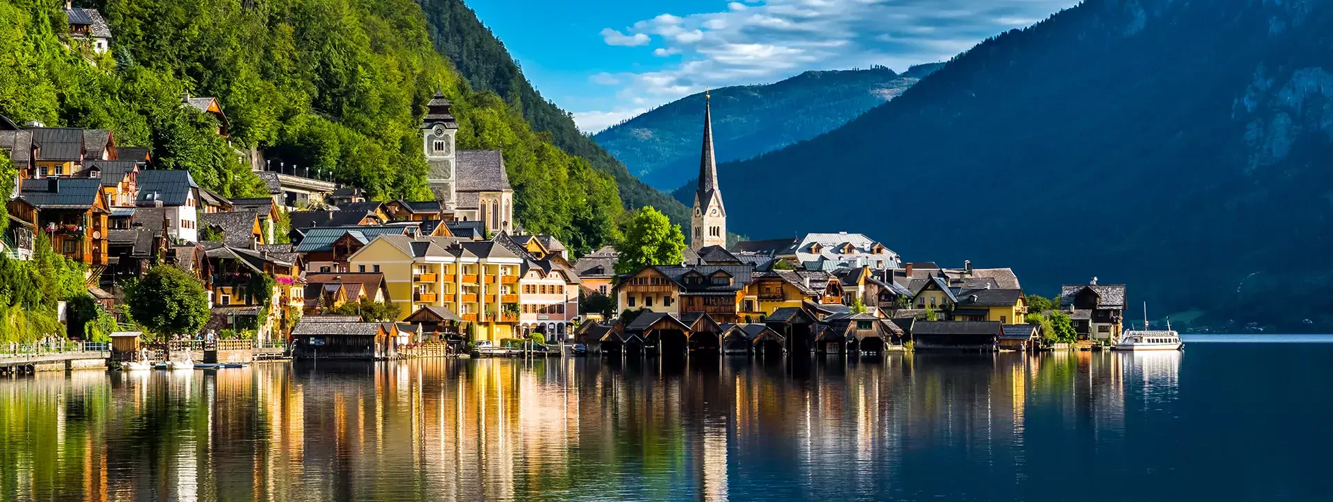 Dorpje Hallstatt aan de Hallstatter See in Oostenrijk