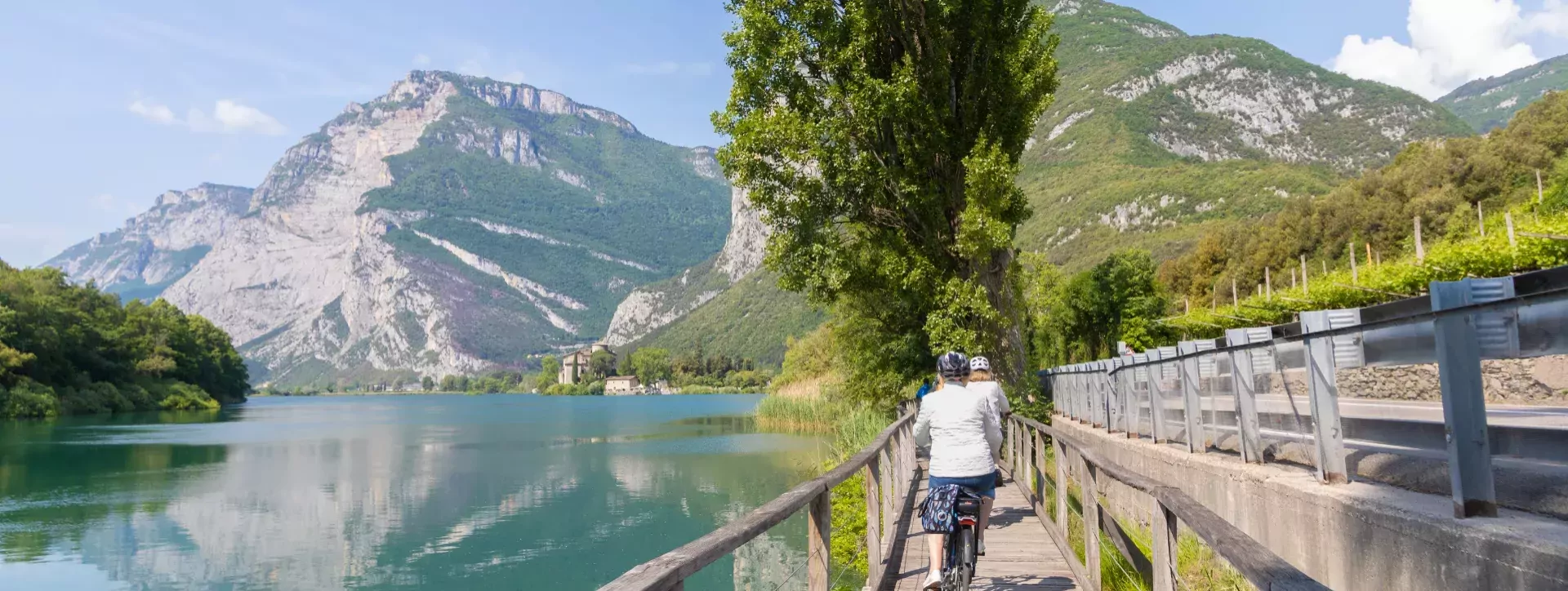 Fietsen langs het water bij Toblino, Zuid Tirol in Italië
