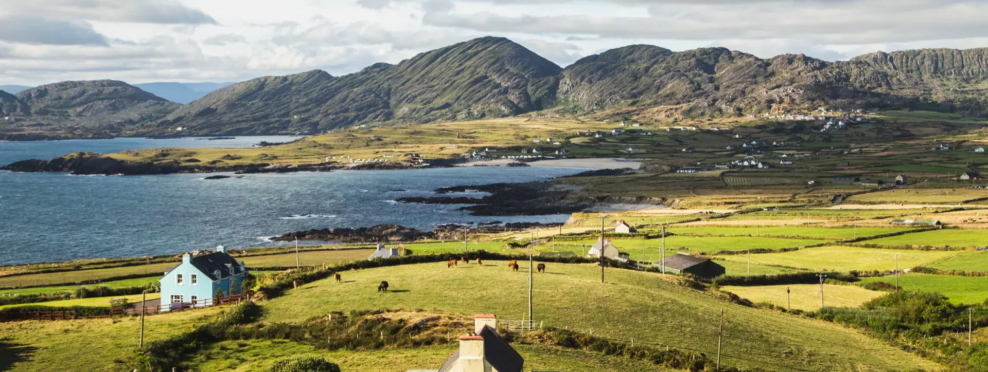 Klein dorp aan zee in Beara Peninsula, Ierland