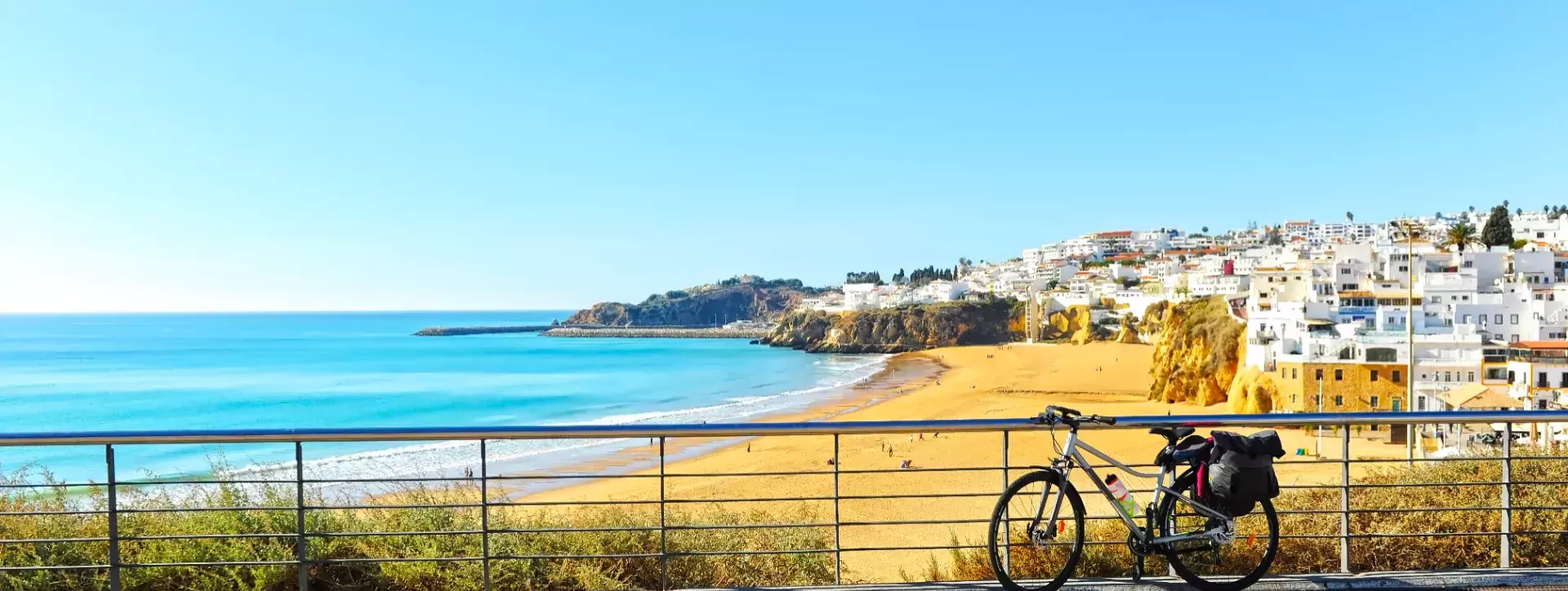 Strand bij Albufeira in Algarve in Portugal