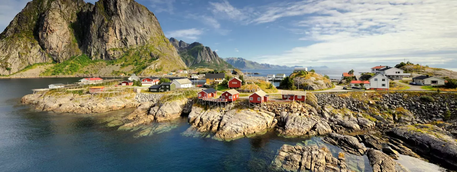 Typisch rode huisjes en vissers hutten in de Lofoten, Scenic fjord