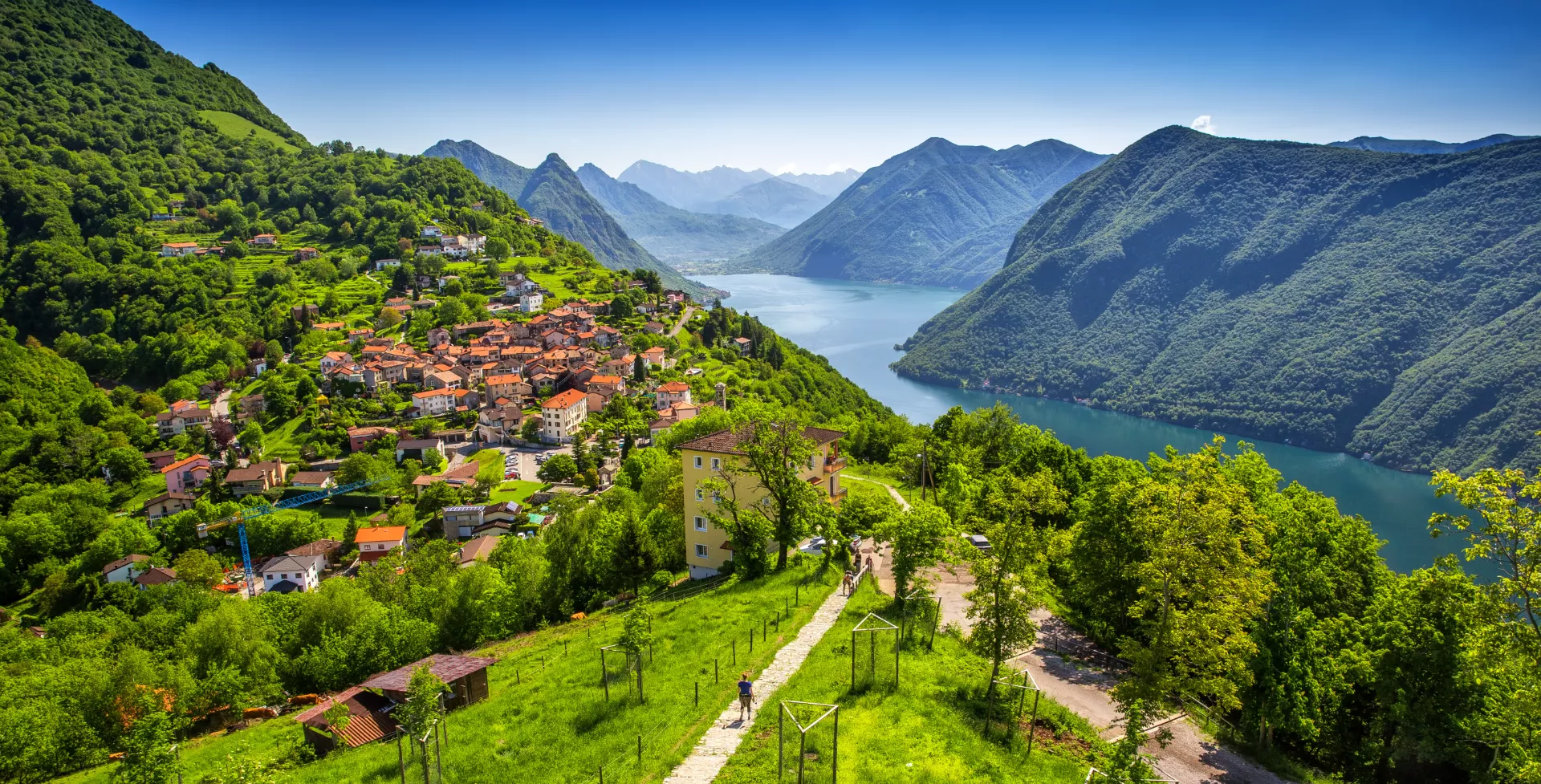 Stad Locarno in de bergen bij Meer van Lugano in Zwitserland
